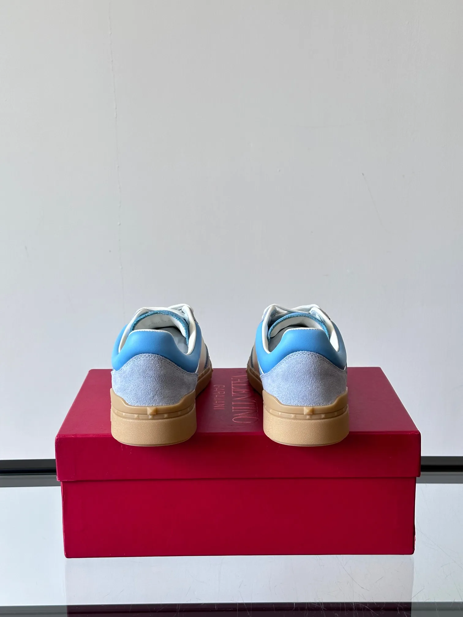 Factory price: 438💰Original quality, top version on the market VALENTINO (Valentino) latest fashion week catwalk [couples 👫 model], unique design, fashionable family specializes in slim feet🔥A fashion product of Baita [strong] Fabric: The toe is made of high mercerized triangular grain cowhide and A-grade full-grain cowhide, original lasting process Inner lining: cowhide lining + men's shoes 💰U hanging mesh feet, heels and tongues decorated with VaIentin* shallow relief oversized rivets Size: 38-44, customized 45